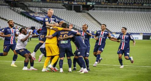 مدرب سان جيرمان يدافع عن فريقه ضد الانتقادات بعد التتويج بكأس الرابطة الفرنسية